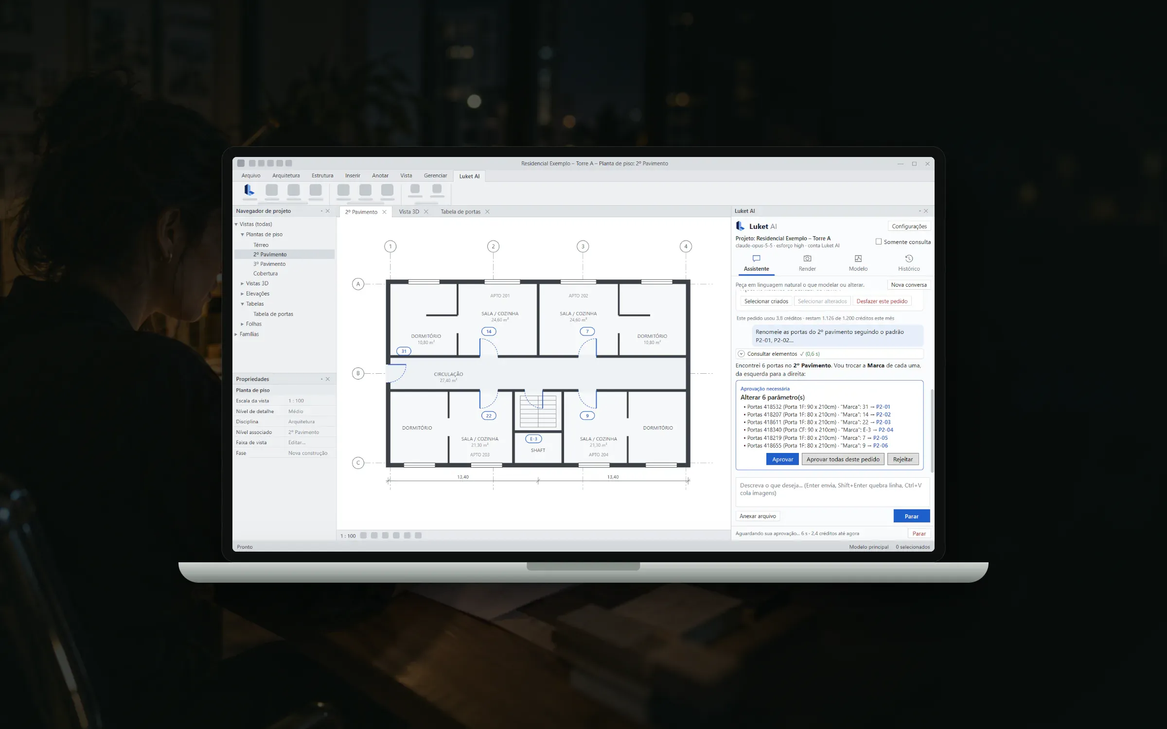 Ilustração da interface do Luket AI num notebook, sobre uma foto de escritório de arquitetura